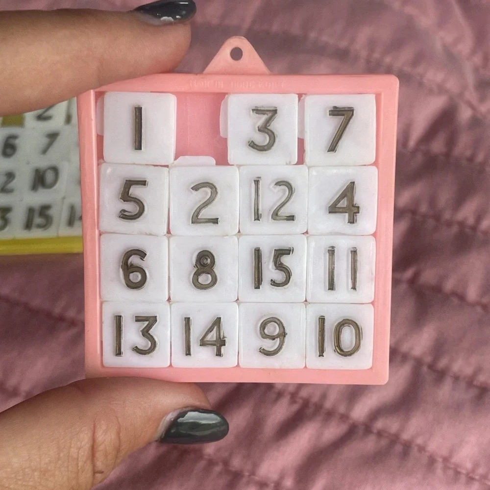 Lot of 2 VTG 1950s 15 Number Sliding Puzzles Handheld Plastic Brain‎ Teasers Toy